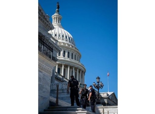 Cierre de gobierno en EE.
UU. provoca despidos masivos; Trump ordena pagar a militares