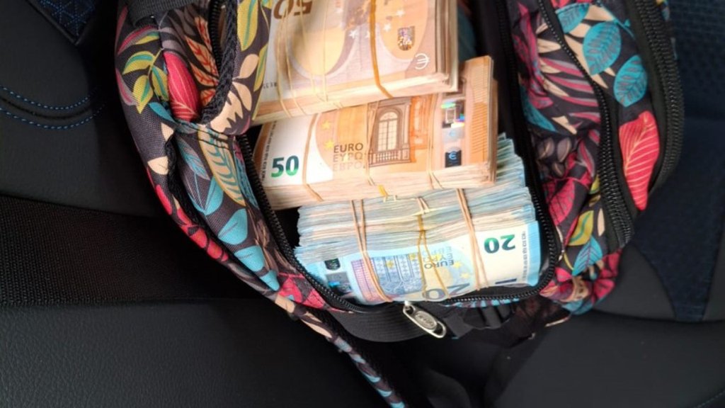 Pai e Filho Intercetados com 300 Mil Euros em Numerário e Constituídos Arguidos