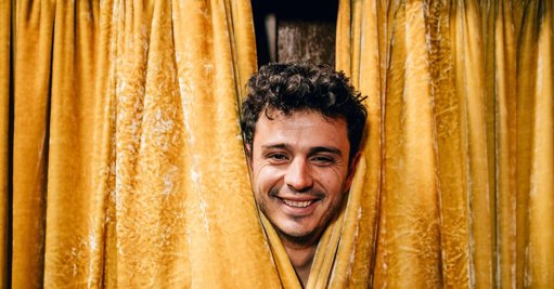 Comediante Pedro Leandro discute humor e identidade no podcast 'Humor À Primeira Vista'