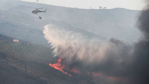 Incêndio em Seia obriga ao confinamento de dez aldeias e gera críticas à falta de meios