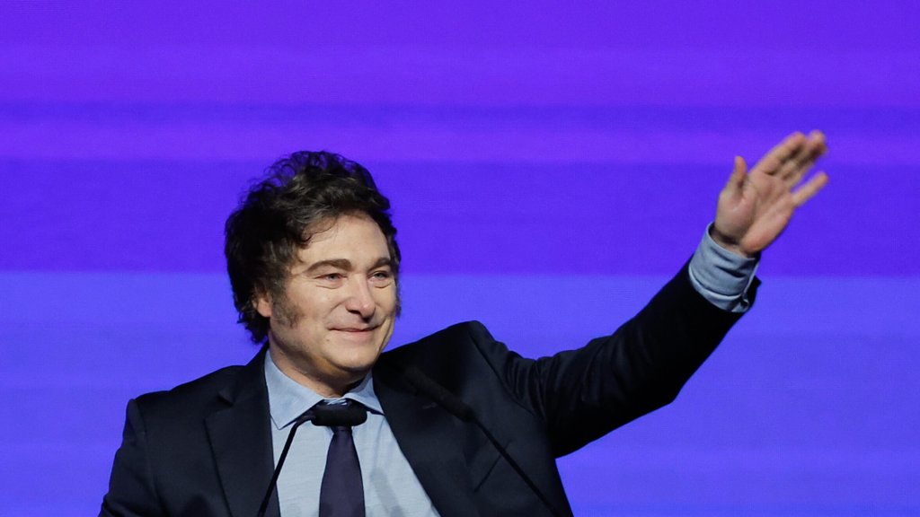 Presidente argentino Javier Milei veta aumento de pensões para garantir "défice zero"