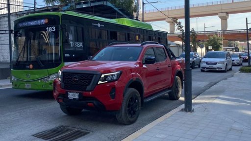 Tras dos meses, Monterrey repara socavón en la calle Washington