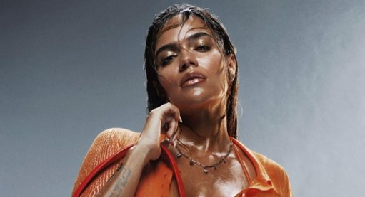 Karol G incursiona en la alta moda con una colaboración con Diesel