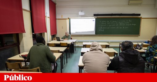 Falta de vagas para exames de português obriga imigrantes a ir a Espanha