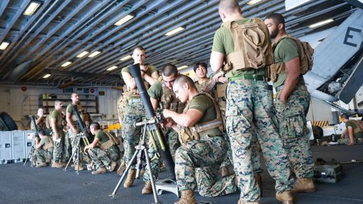 Tensão militar aumenta com envio de frota naval dos EUA para a costa da Venezuela