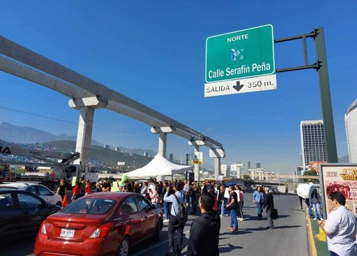 Empleados del Poder Judicial Federal bloquean avenidas principales de Monterrey para exigir mejoras laborales