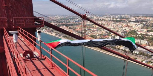 Ativista escala Ponte 25 de Abril para hastear bandeira da Palestina