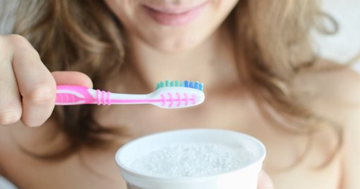 Le blanchiment des dents au bicarbonate de soude : une tendance risquée
