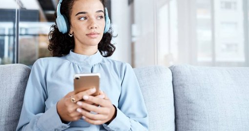 Rankings de Novembro Revelam Mercado de Podcasts Dinâmico e Competitivo