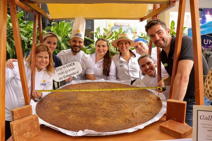 Bucaramanga Horneó la Galleta 'Cuca' Más Grande de Colombia