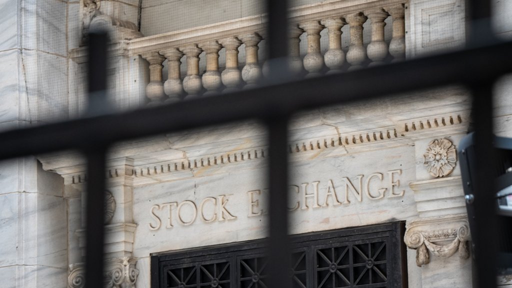 Bolsas de Wall Street fecham em baixa pressionadas por dados dos serviços e incerteza tarifária