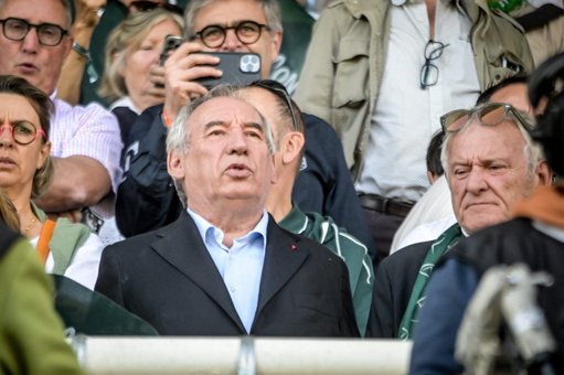 L'hospitalisation de François Bayrou, un événement politique suivi de près