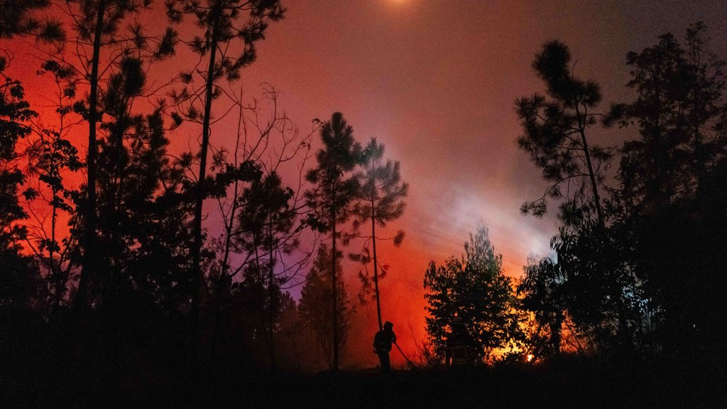 Incêndio de Arganil alastra a Pampilhosa da Serra, obrigando a evacuações e cancelamento de festas
