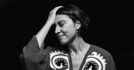 Escritora Giovana Madalosso aborda romance e vida pessoal no podcast “A Beleza das Pequenas Coisas”