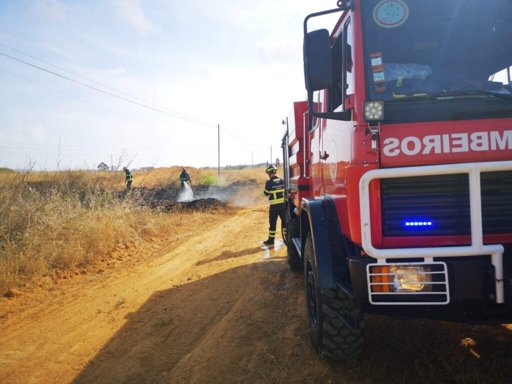Incêndio de grandes dimensões no Algarve mobiliza centenas de operacionais e causa preocupação