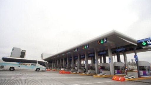 Reactivan cobro en caseta de la autopista al aeropuerto de Monterrey, generando retrasos