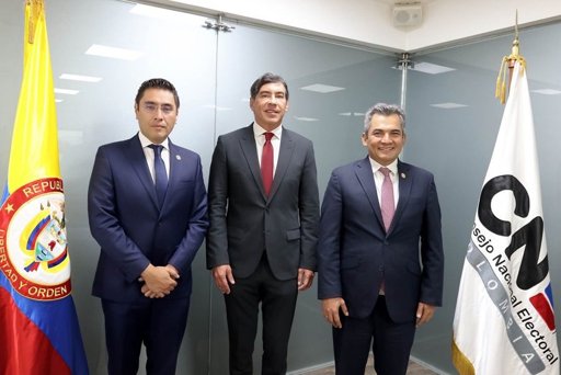 Cristian Quiroz asume la presidencia del CNE en medio de tensiones con el Gobierno