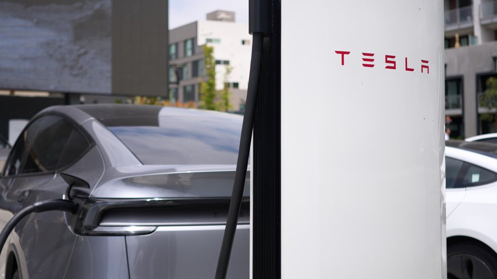 Tesla concede prémio de 25,43 mil milhões de euros em ações a Elon Musk