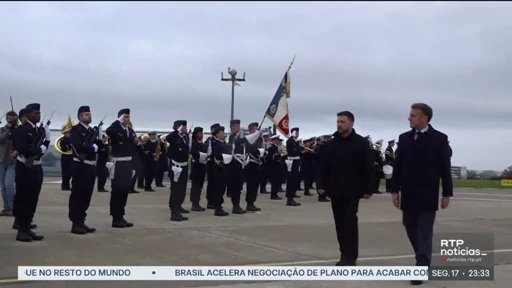 França e Ucrânia assinam acordo militar histórico para fornecimento de caças Rafale