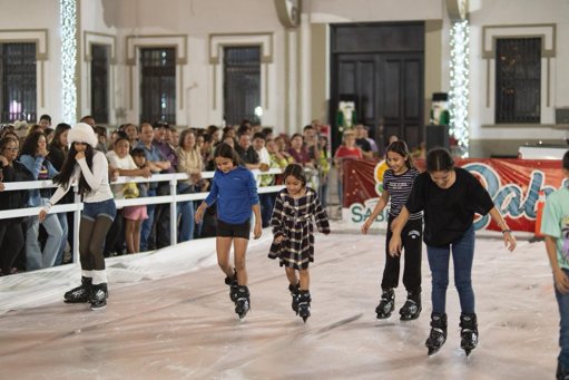 Pistas de Hielo Gratuitas Fomentan la Convivencia Familiar en la Temporada Navideña