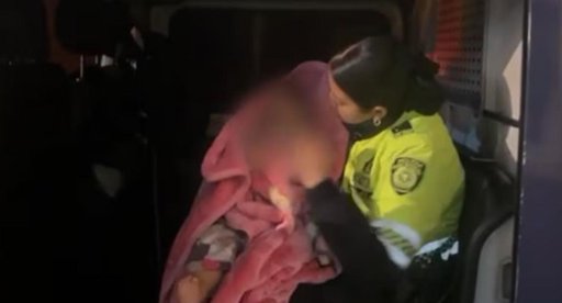 Indignación en Bogotá por bebé abandonado en un carro mientras sus padres tomaban cerveza