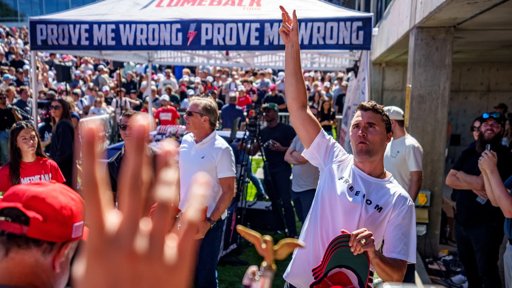 Trump Homenageia Postumamente Charlie Kirk e Administração Persegue Críticos