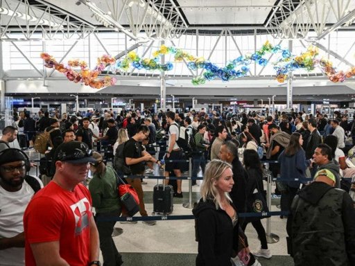 Cierre de gobierno en EE.

UU. provoca caos aéreo con más de mil vuelos cancelados