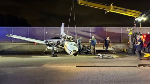 Avião Realiza Aterragem de Emergência em Autoestrada na Flórida e Colide com Viatura