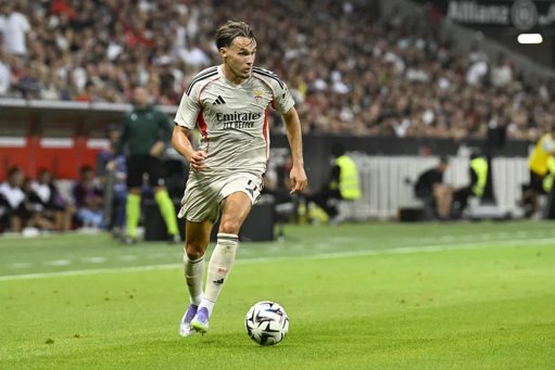 Lesão de Amar Dedić no joelho afasta lateral do Benfica por duas semanas e força Bruno Lage a encontrar soluções