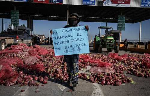 Productores agrícolas bloquean vialidades clave en Culiacán como parte de paro nacional