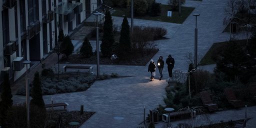 Kiev de nouveau sous le feu des frappes russes, la moitié de la ville privée d'électricité