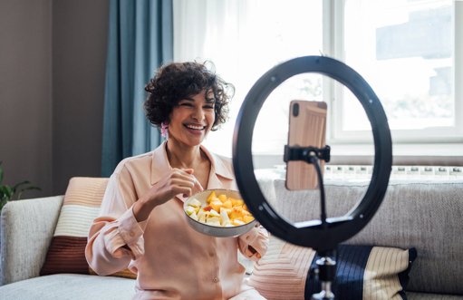 « Mange ta skincare » : la tendance TikTok qui prône une belle peau par l'alimentation