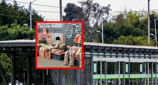 Insólito: Estación de TransMilenio se convierte en una plaza de mercado improvisada