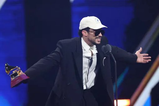 Bad Bunny domina los Latin Grammy 2025 con cinco galardones