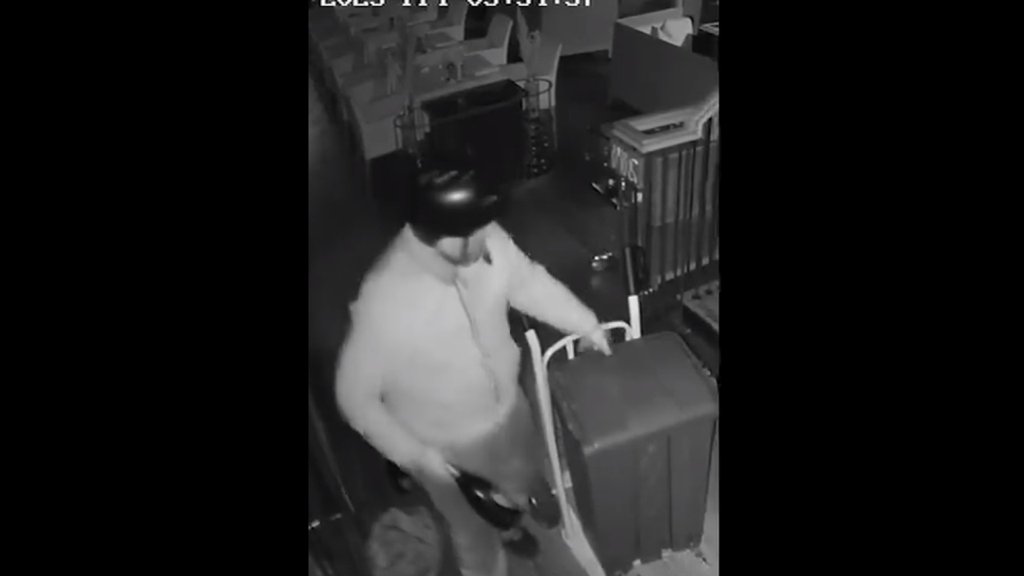 Ladrão de Tuk-Tuk Usa Caixote do Lixo para Furtar Vinho de Luxo em Londres