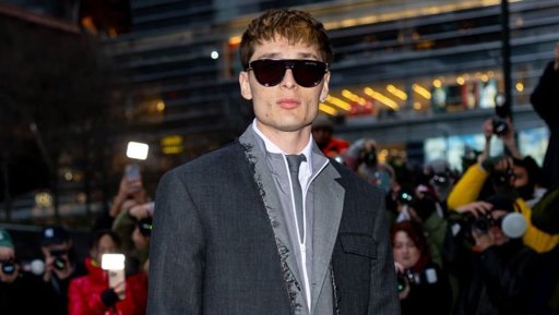 Peso Pluma enciende las redes con radical cambio de look