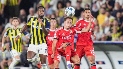 Duelo colombiano en Champions: Fuerte choque entre Richard Ríos y Jhon Durán