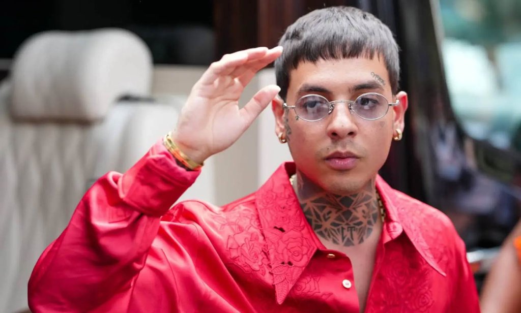 Agresión de Natanael Cano a DJ en pleno concierto se vuelve viral y genera exigencias de sanción