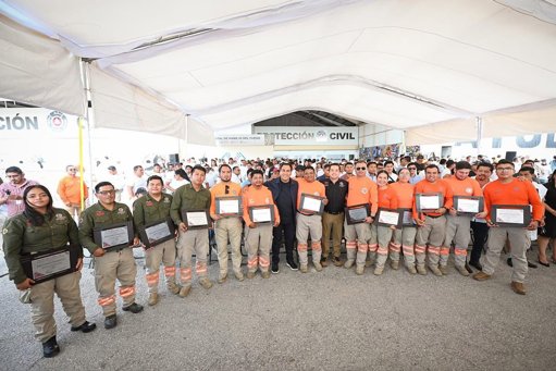 Gobernador de Chiapas entrega ambulancias y reconoce a rescatistas