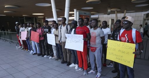 Estudantes guineenses retidos no aeroporto de Lisboa após recusa inicial de entrada
