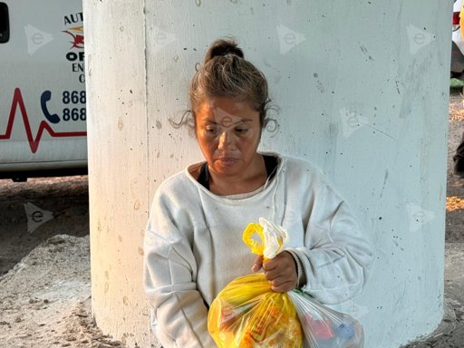 Paramédicos de Matamoros Muestran su Lado Humano al Alimentar a Mujer Necesitada