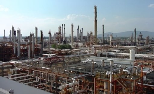 Pemex enfrenta críticas financieras mientras avanza con nuevos contratos y aumento de producción