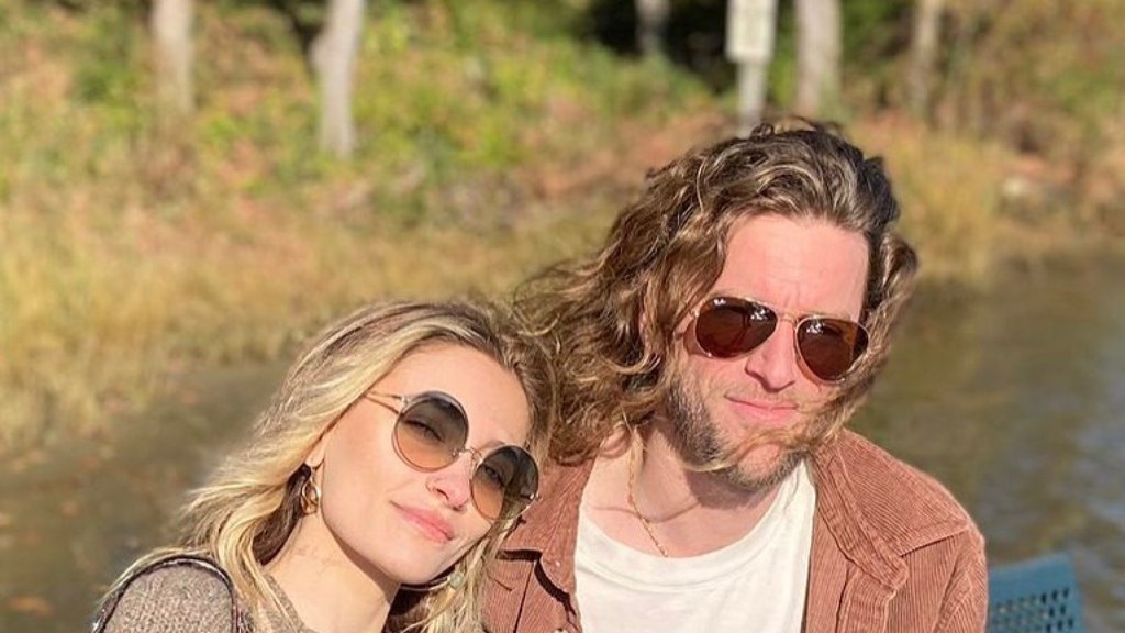 Paris Jackson confirma fim de noivado no X com tweet sobre 'lágrimas de separação'