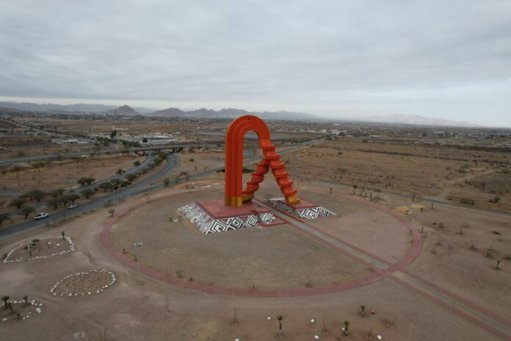 Un Lienzo de Identidad: Remodelan la Puerta de Chihuahua con Arte Estilo Mata Ortiz