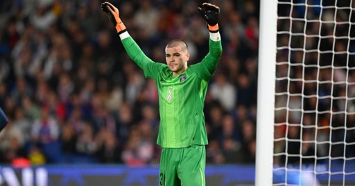 Lucas Chevalier, le gardien du PSG, entre critiques et soutien de son entraîneur