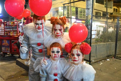 Desfiles, festivales y arte marcan una masiva celebración de Halloween en toda Colombia