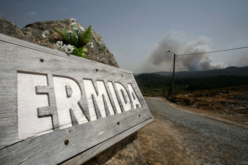 Fogo em Ponte da Barca consome Parque Nacional da Peneda-Gerês e fere operacionais