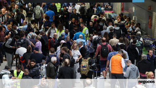 Falha técnica no controlo de fronteiras gera caos e esperas de seis horas no Aeroporto de Lisboa