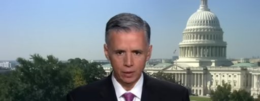 Trump intensifica la presión sobre los medios y amenaza con revocar licencias de transmisión