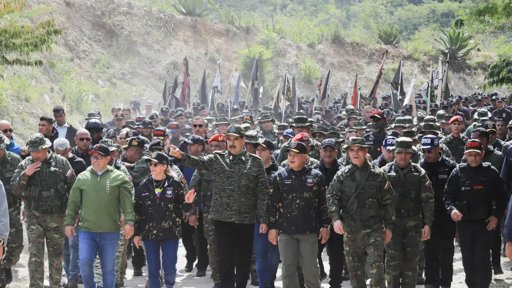 Maduro responde con movilización militar y amenaza con "lucha armada"
